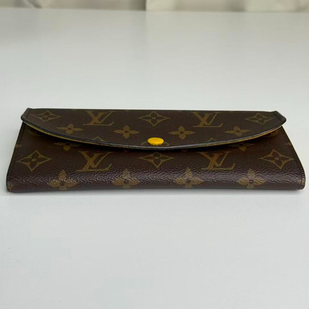 Louis Vuitton Monogram Canvas Wallet with Classic LV Logo Design - Picture 6 of 8